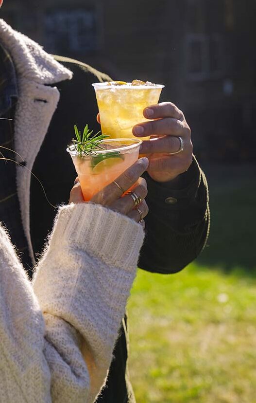 Couple kissing holding colorful drinks